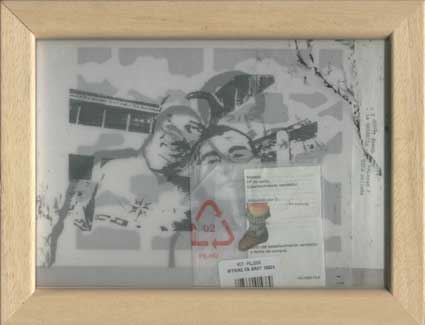 ¿Amistad?- impresión digital, collage sobre papel parafinado y enmarcación de madera, 18x24cm, 2005