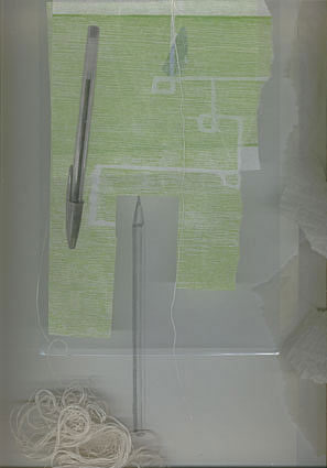 asiento inquieto/incómodo – xilografía sobre orashi, collage, grafito, bolsa de celofán e  hilos de lona sobre papel, 32'5x26'5cms cms, 2006.