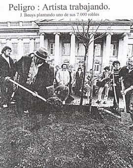 J. Beuys plantando uno de sus 7000 robles