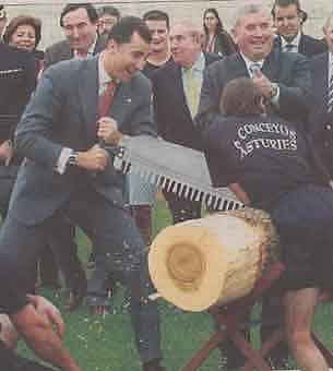 el principe felipe cortando un tronco con tronzon individual