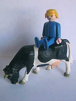 El hombrecito azul a lomos de una vaca