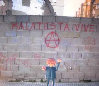 el hombrecito azul de grafitero anarquista en Mérida.